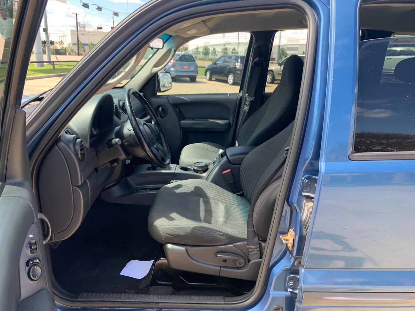 2004 blue /black Jeep Liberty Columbia Edition 2WD (1J4GK48KX4W) with an 3.7L V6 SOHC 12V engine, Automatic transmission, located at 14700 Tomball Parkway 249, Houston, TX, 77086, (281) 444-2200, 29.928619, -95.504074 - Photo#8